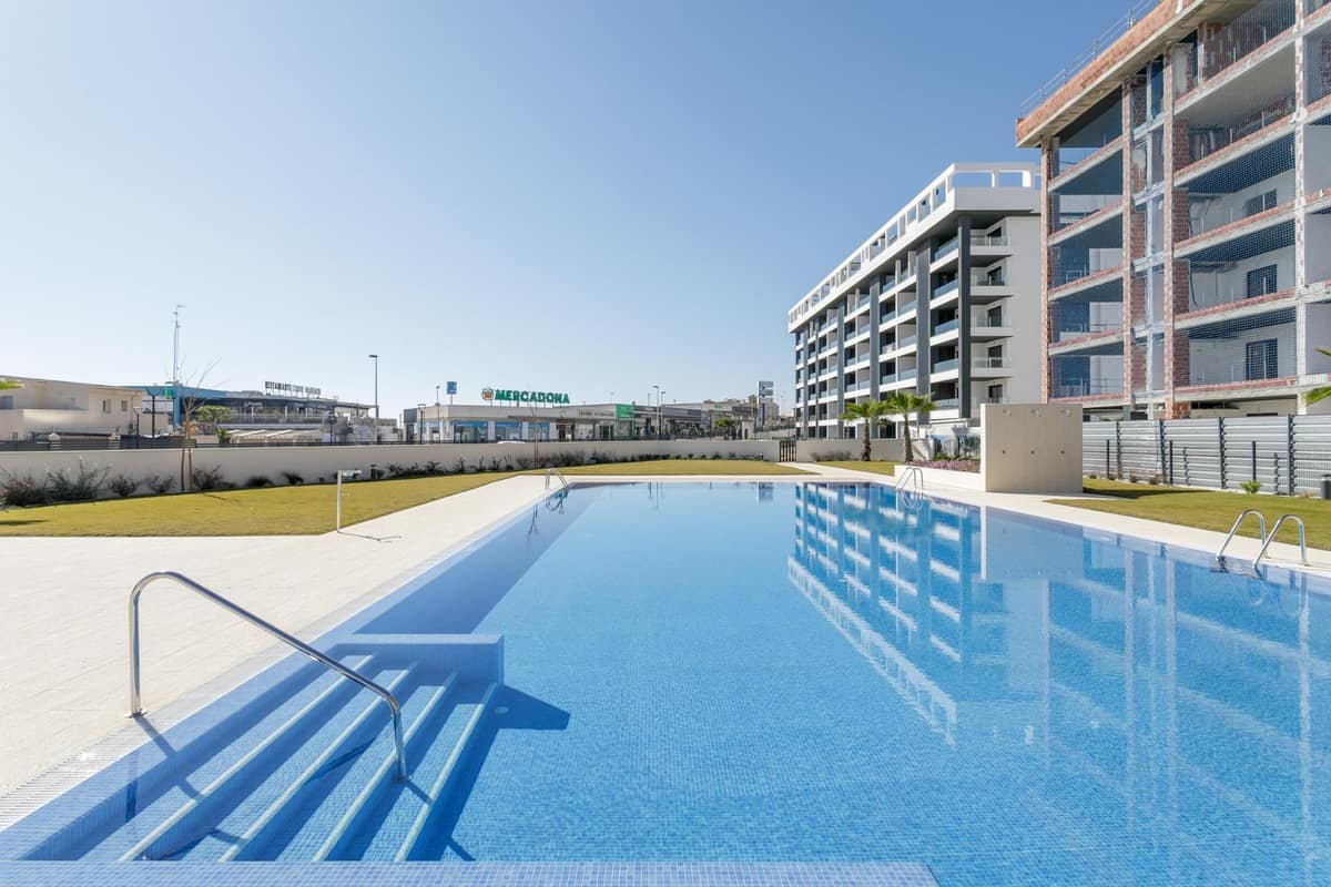 NEW BUILD GATED URBANIZATION IN TORREVIEJA ONLY 700M FROM THE BEACH